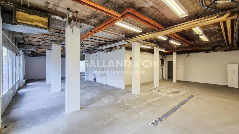 Commercial space on the ground floor of 150 m2!