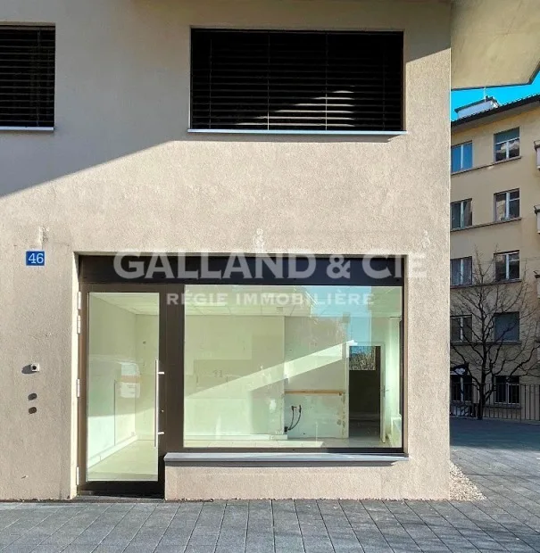 Schöne Verkaufsfläche mit Schaufenster und Terrasse