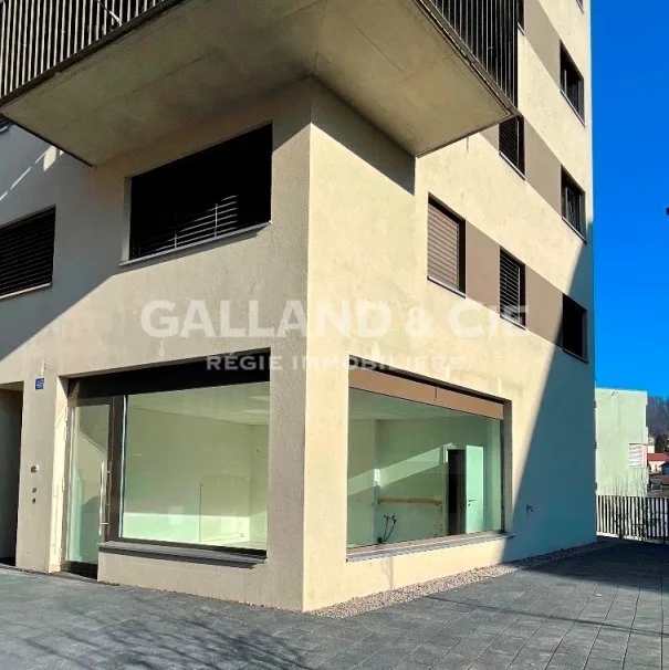Belle surface commerciale avec vitrine et terrasse