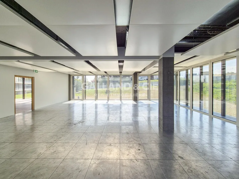 Ufficio di 119m2 che beneficia di una bella luminosità