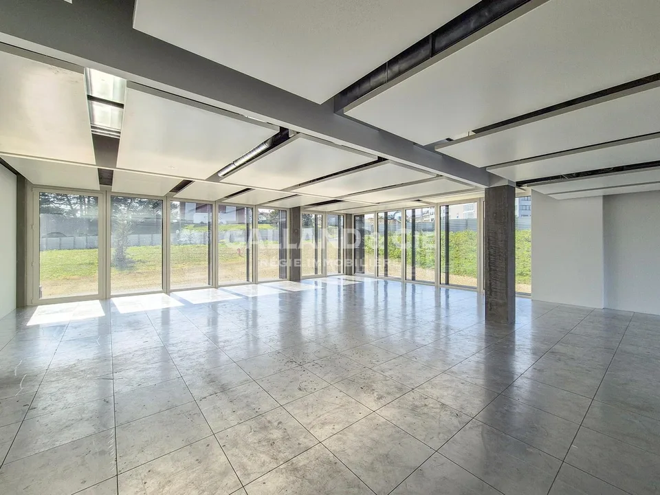 Ufficio di 119m2 che beneficia di una bella luminosità