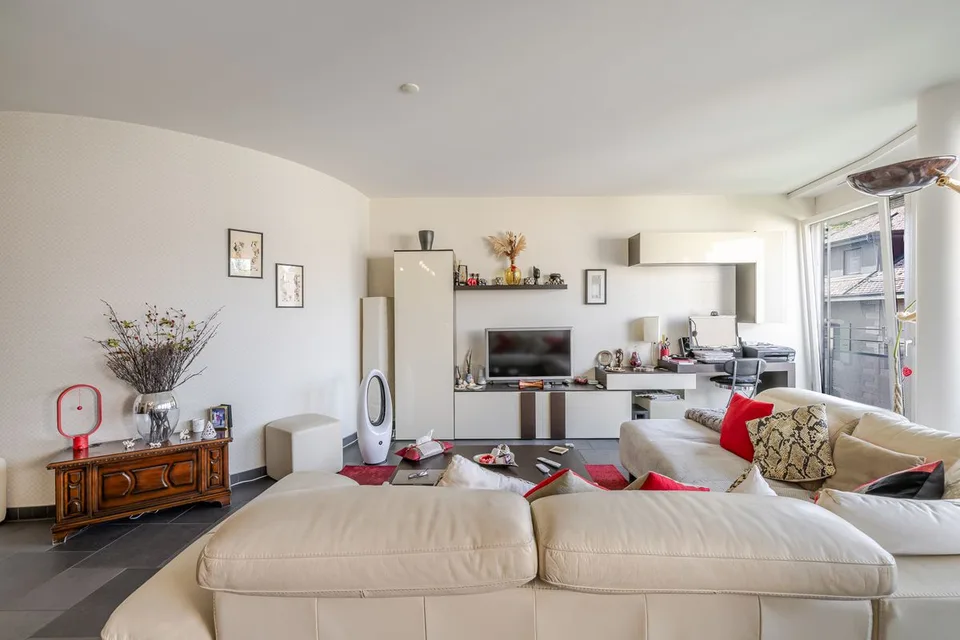 Ampio appartamento di 5 stanze con terrazza e box chiuso a Chêne-Bougeries – foto 7 di 12