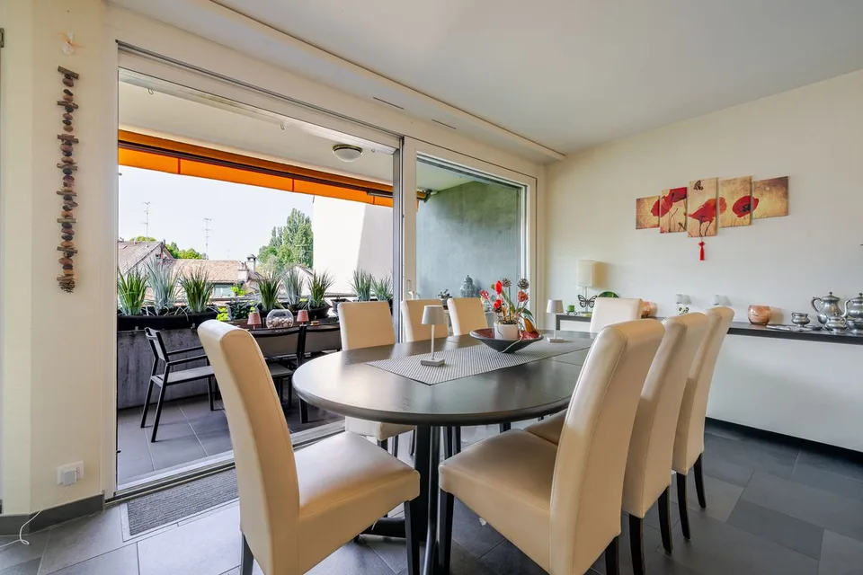 Ampio appartamento di 5 stanze con terrazza e box chiuso a Chêne-Bougeries – foto 4 di 12