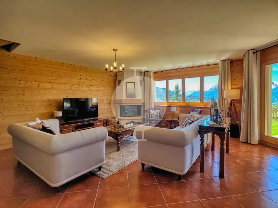 Wunderschöne 5,5-Zimmer-Luxuswohnung mit großem Garten und Panoramablick auf die Berge – Foto 2 von 13
