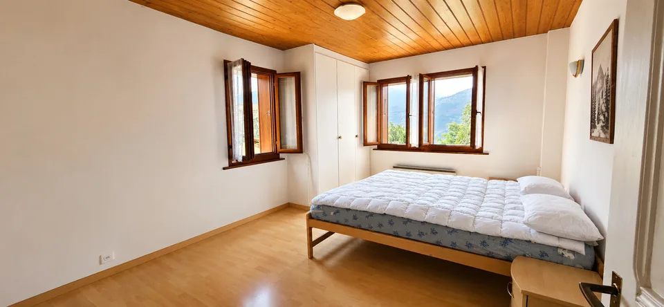 Haus mit mehreren Wohnungen und Anbauten