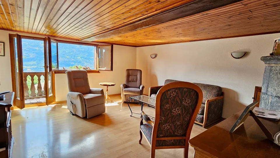 Haus mit mehreren Wohnungen und Anbauten