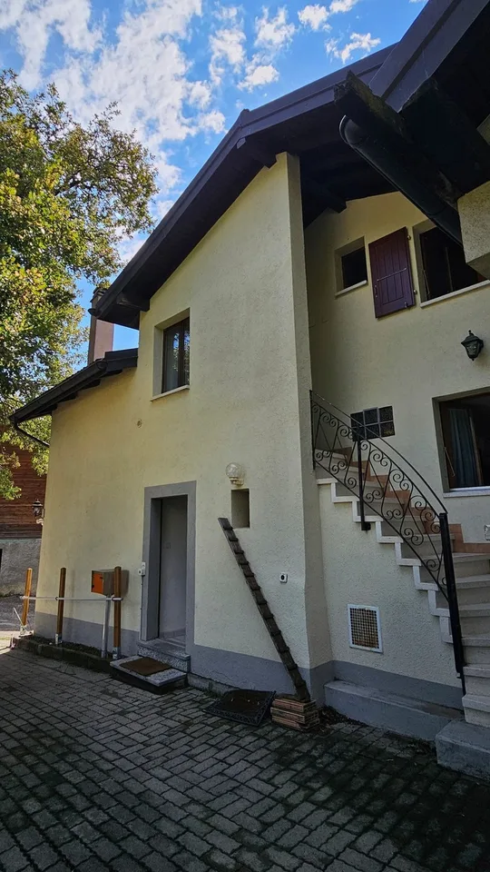 Haus mit mehreren Wohnungen und Anbauten