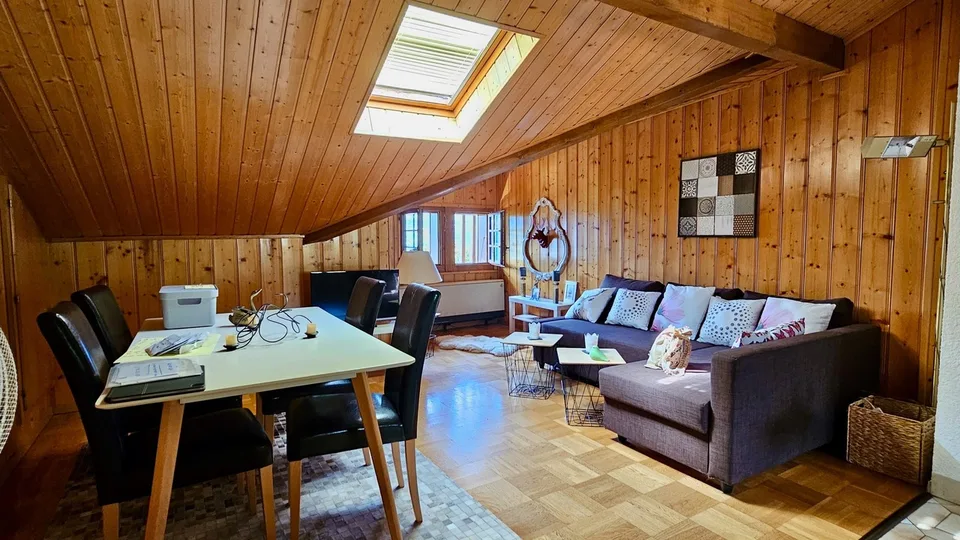 Haus mit mehreren Wohnungen und Anbauten