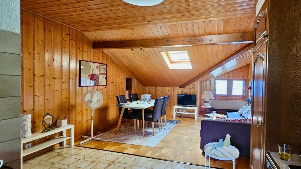 Haus mit mehreren Wohnungen und Anbauten