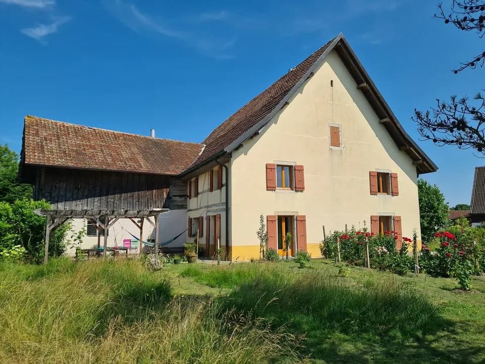 Geräumiges Haus mit Garten, Garage, Scheune – Foto 1 von 30