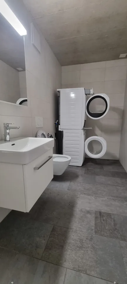 möbliertes WG-Zimmer mit eigenem Bad / chambre meublée en colocation avec salle de bain privée