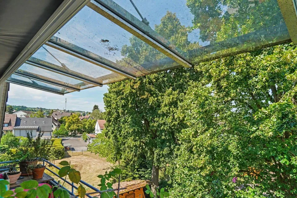 Appartamento affascinante di 2,5 stanze con balcone in una posizione tranquilla a Therwil