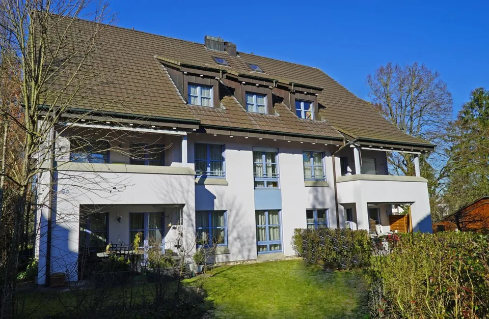 Appartamento affascinante di 2,5 stanze con balcone in una posizione tranquilla a Therwil