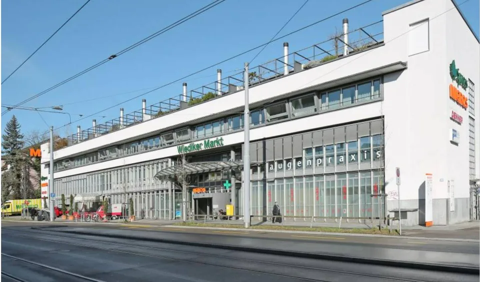Spazio commerciale moderno in affitto nel centro Migros di Wiedikon