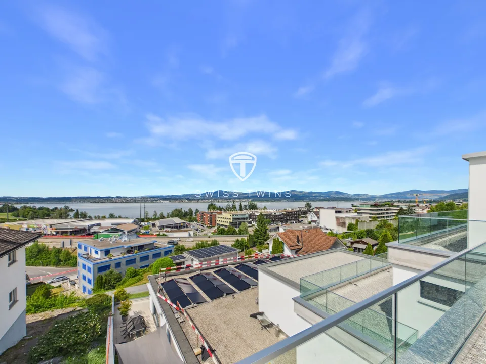 4.5-Room Penthouse with Lake View in Altendorf