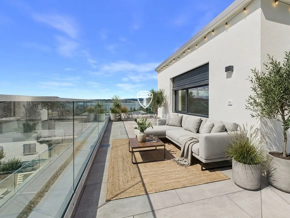 4.5-Room Penthouse with Lake View in Altendorf