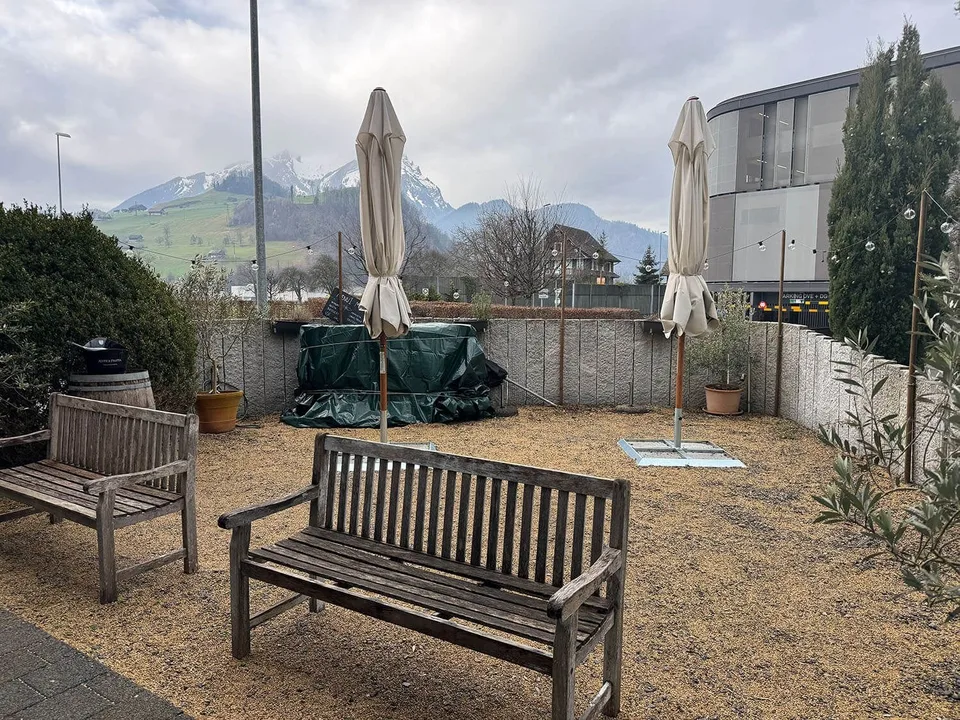 Area gastro con terrazza a Stans - affittare una posizione visibile