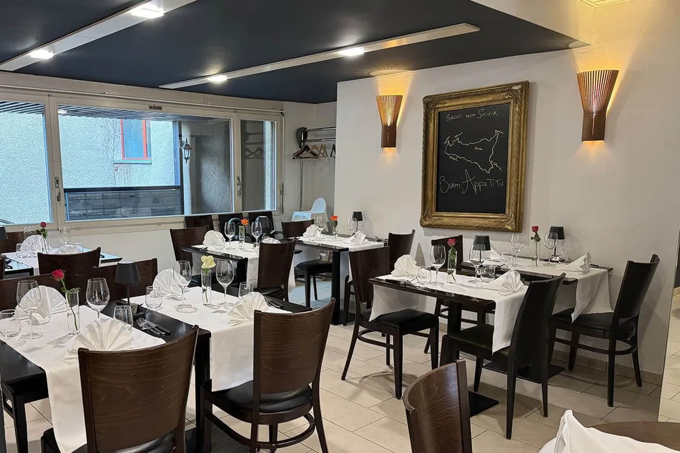 Area gastro con terrazza a Stans - affittare una posizione visibile