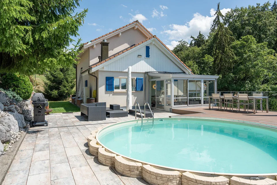 Freistehendes Einfamilienhaus mit Pool und viel Umschwung