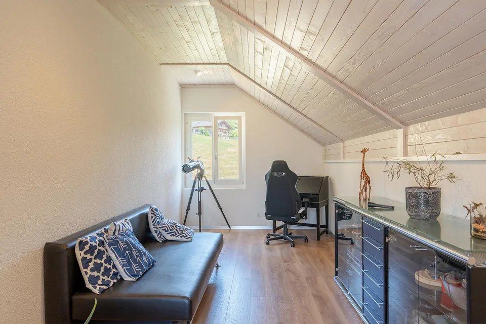 Detached single-family house with pool and plenty of outdoor space