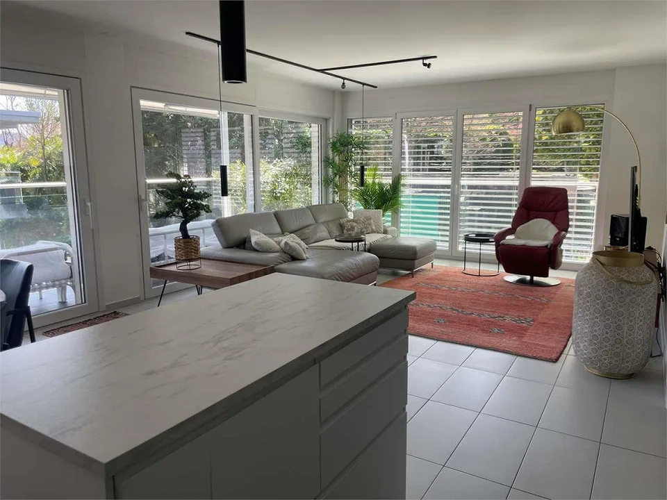 Residenza moderna di pregio con ampio terrazzo e doppi servizi nel ver