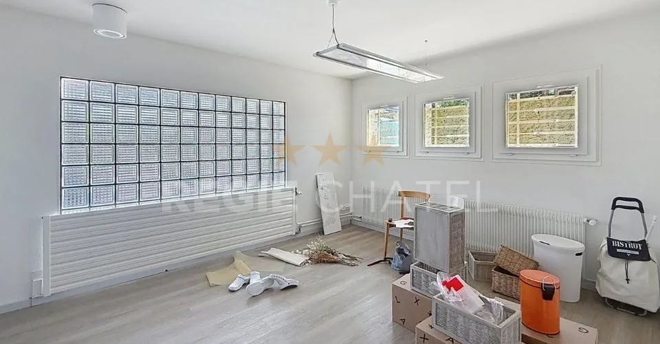 Commercial space ideally located just steps from the train station