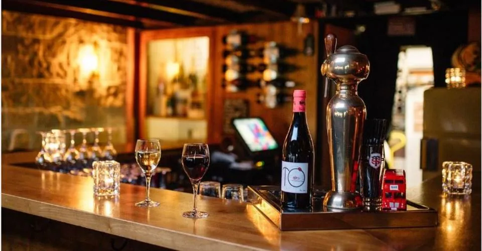 BAR CAFÉ IDÉALEMENT SITUÉ AUX EAUX-VIVES