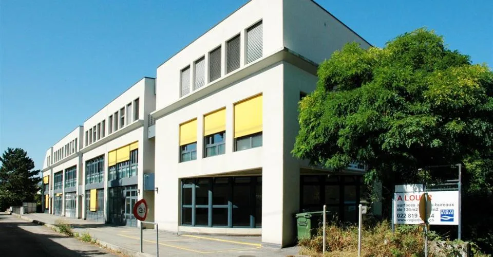 Belle surface commerciale, offrant la possibilité d'aménager des bureaux et-ou stockage