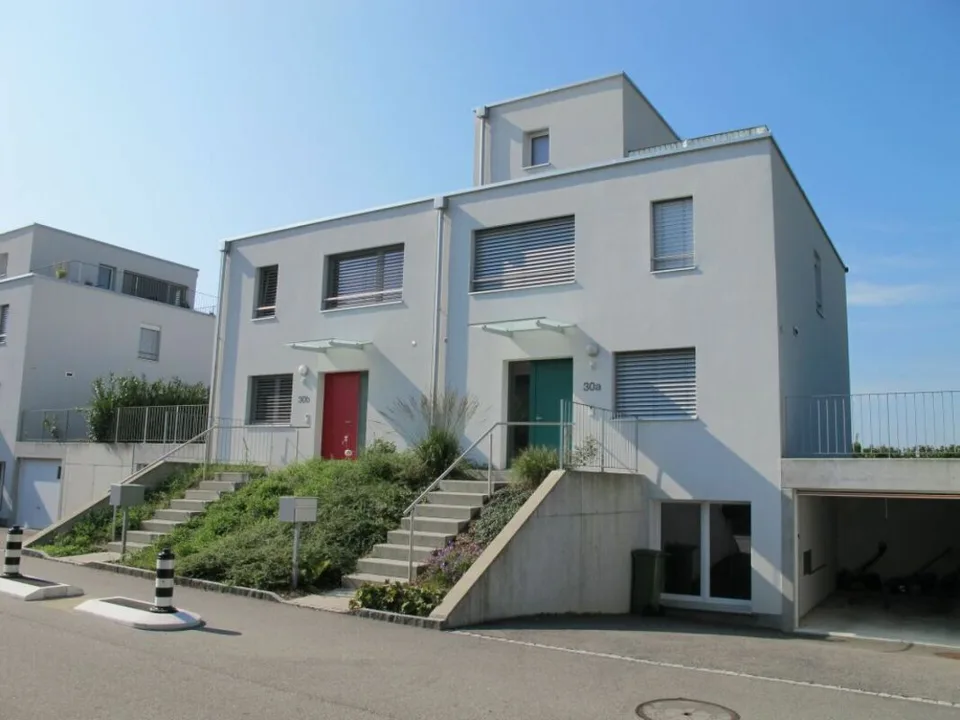 Wohlfühlen leicht gemacht - schönes Doppeleinfamilienhaus mit Garten