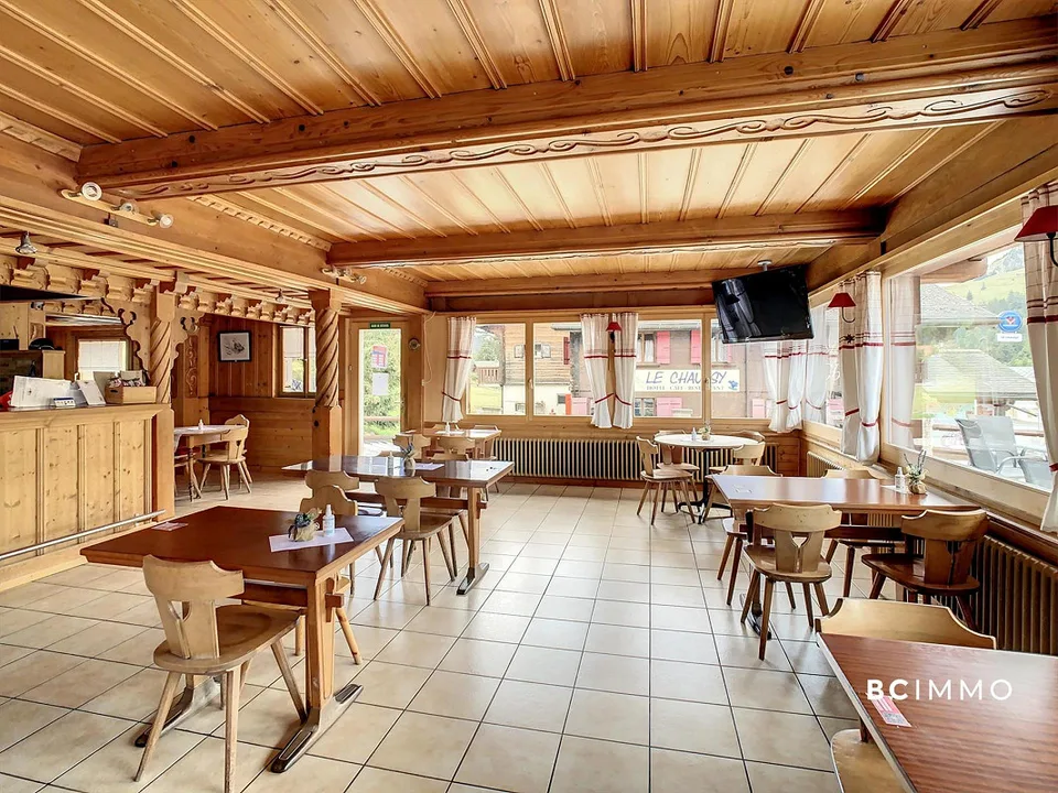 Chalet bestehend aus zwei Wohnungen und einem Geschäft