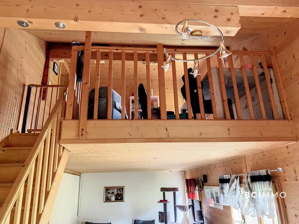 Chalet bestehend aus zwei Wohnungen und einem Geschäft