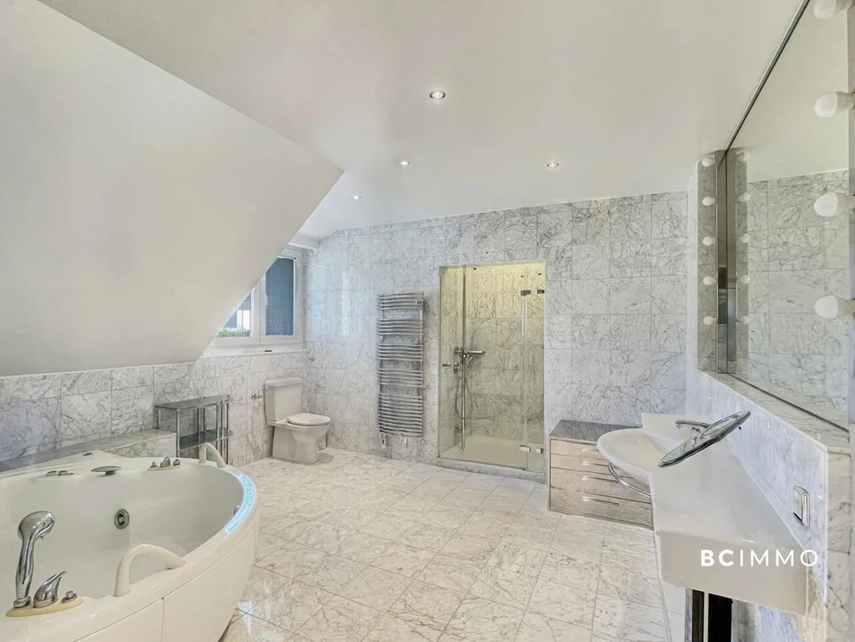 Luxusvilla mit Innenpool