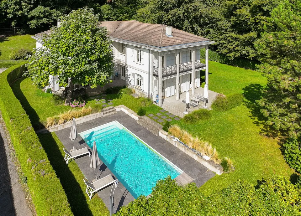 Propriété de prestige entourée de verdure à Lausanne
