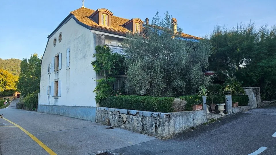 Charmantes renoviertes Haus zu verkaufen in Givrins