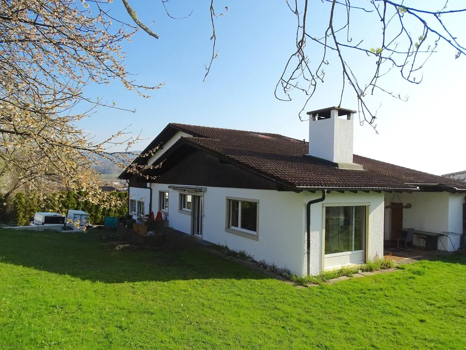 ARI-140 - Mixed-use building consisting of a large 8.5-room house with offices and workshops