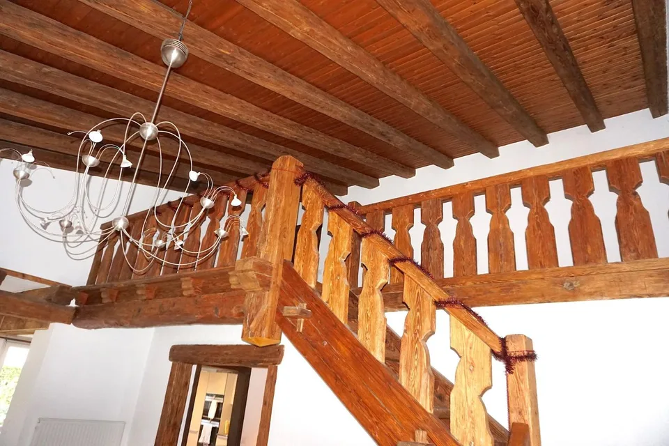 ARI-140 - Mixed-use building consisting of a large 8.5-room house with offices and workshops