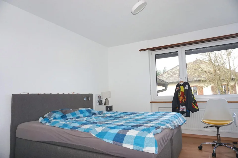 ARI-140 - Mixed-use building consisting of a large 8.5-room house with offices and workshops