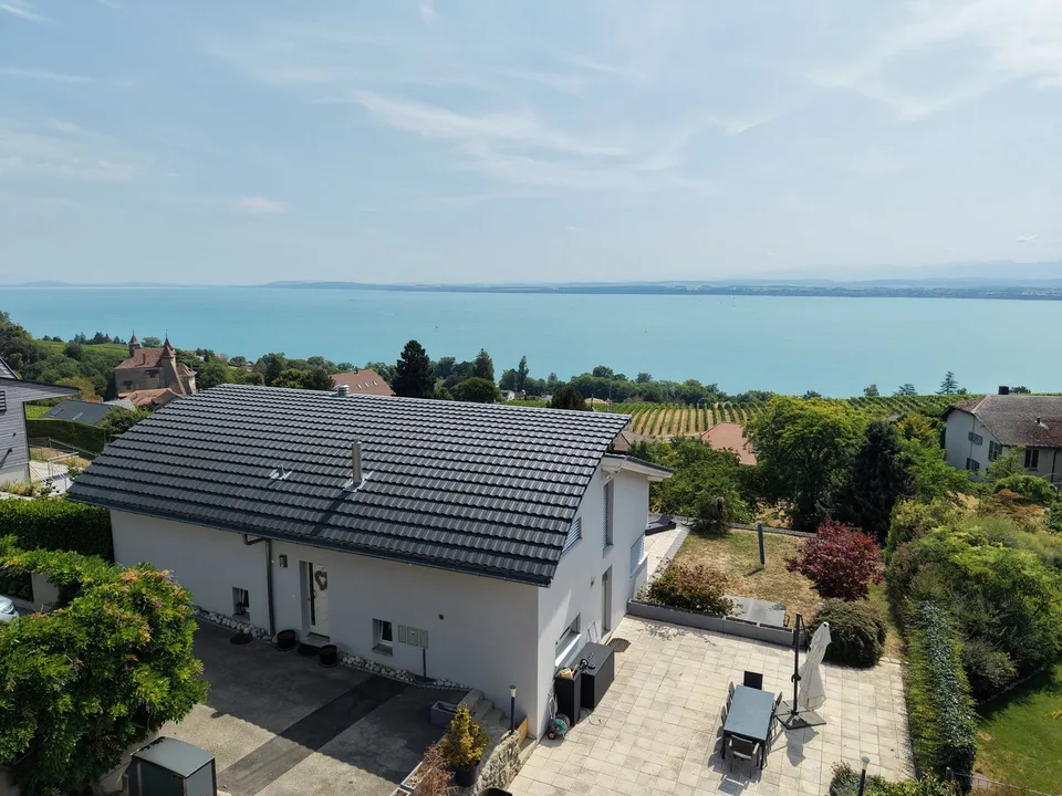Villa mit freier Sicht, großzügigen Räumen und ruhiger Umgebung – Vaumarcus