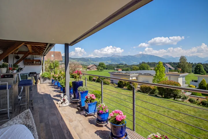 EIN LOGENPLATZ MIT WEITSICHT IN St. GALLENKAPPEL