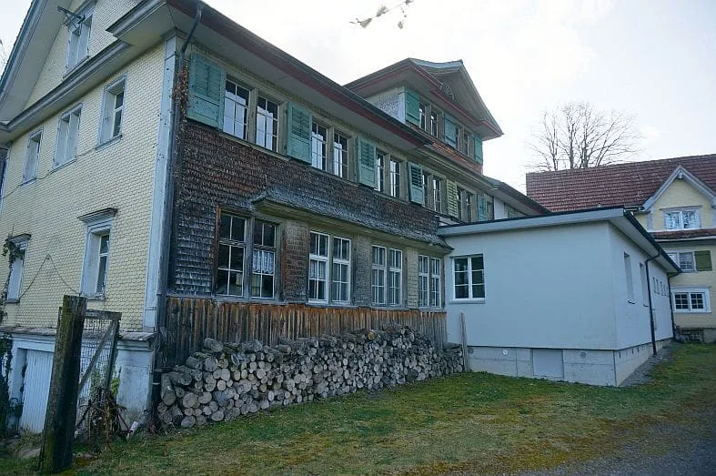 Complesso con locanda, 2 appartamenti e fienile a Nesslau - in vendita