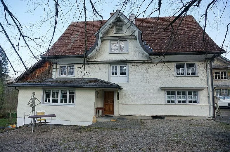 Complesso con locanda, 2 appartamenti e fienile a Nesslau - in vendita