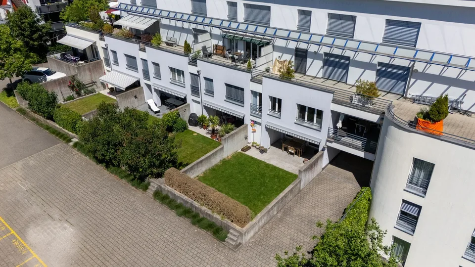 Wohnen wie im Einfamilienhaus - exklusive 5.5-Zimmer-Garten-Maisonette mit sonnigem Privatgarten