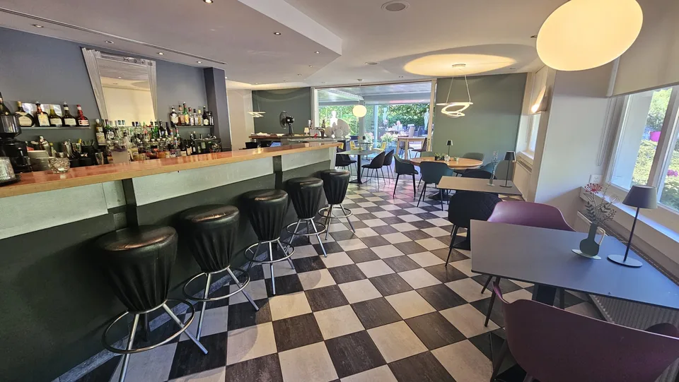 Hotel-ristorante su grande appezzamento in vendita a Porrentruy