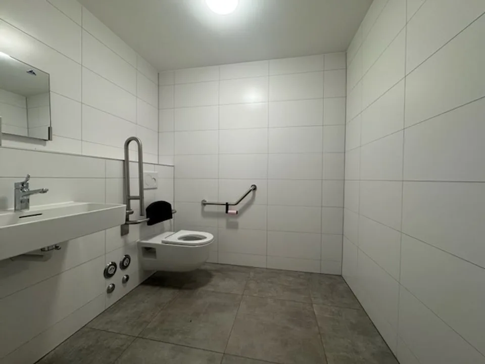 FOR SALE OR FOR RENT Commercial space with independent entrance