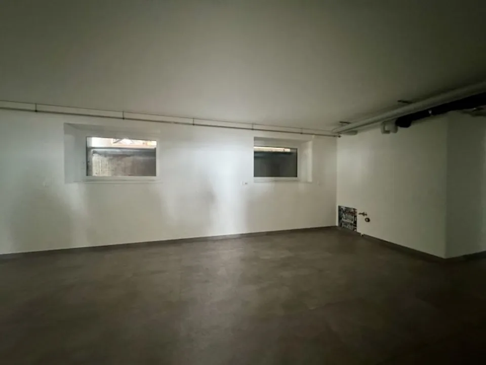 FOR SALE OR FOR RENT Commercial space with independent entrance