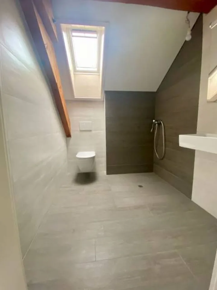 Magnifique appartement spacieux, adapté aux personnes à mobilité réduite, 3 pièces,  dans les  Combles, avec ascenceur