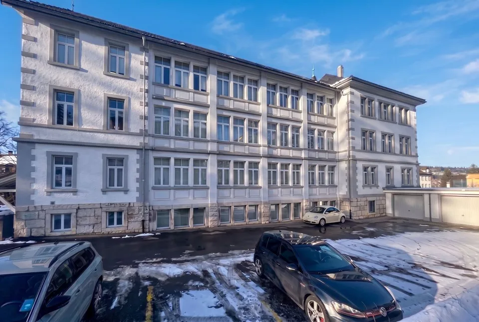 Fai un'offerta per questo bellissimo edificio misto, con 14 garage e 18 posti auto