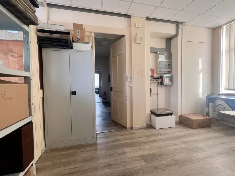 Fai un'offerta per questo bellissimo edificio misto, con 14 garage e 18 posti auto