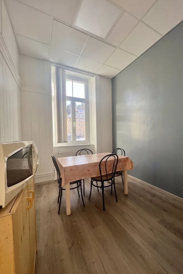 Fai un'offerta per questo bellissimo edificio misto, con 14 garage e 18 posti auto