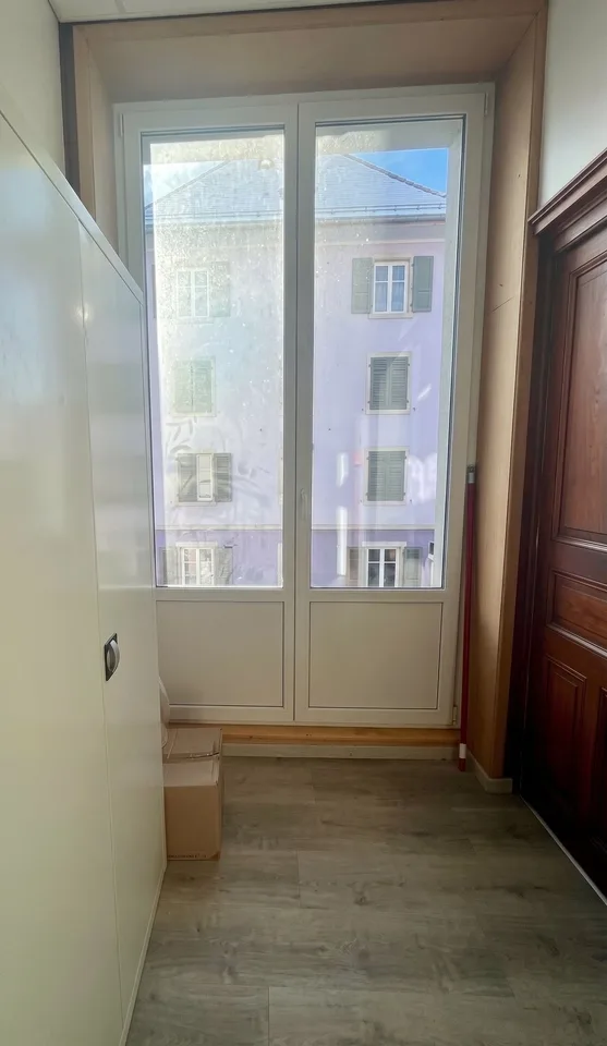 Fai un'offerta per questo bellissimo edificio misto, con 14 garage e 18 posti auto